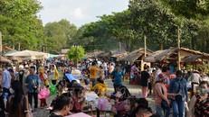 Du khách đến với Chợ quê Gò Tháp tại xã Tân Kiều (Tháp Mười, Đồng Tháp).