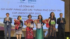 Lãnh đạo tỉnh Quảng Nam và thành phố Hội An tặng hoa các tổ chức có thành tích trong việc đưa Hội An gia nhập Mạng lưới các Thành phố sáng tạo của UNESCO. Ảnh: Đoàn Hữu Trung