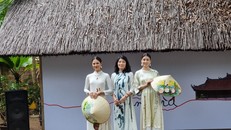 Trình diễn áo dài kết hợp với ánh sáng 3D mapping tại Văn Miếu