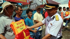 Bộ Tư lệnh Vùng 4 Hải quân tặng quà cho ngư dân phường Đông Hải, thành phố Phan Rang - Tháp Chàm. Ảnh: Công Thử/TTXVN 