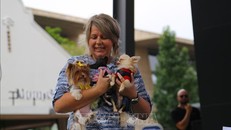 Một người chủ tự hào kể về ba chú cún của mình tại sự kiện. Ảnh: Hồng Minh/PV TTXVN tại Nam Phi 