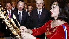  Chủ tịch nước Võ Văn Thưởng và Tổng thống Cộng hòa Italia Sergio Mattarella thưởng thức màn trình diễn nhạc cụ dân tộc của Việt Nam Ảnh: TTXVN