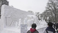 Khách tham quan chiêm ngưỡng các tác phẩm điêu khắc bằng băng tuyết tại Lễ hội Sapporo ở tỉnh Hokkaido, miền Bắc Nhật Bản ngày 4/2/2024. Ảnh: Kyodo/TTXVN