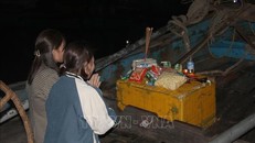 Các thành viên là người thân, họ hàng hoặc ngư dân cùng chung sở hữu chiếc thuyền thực hiện nghi thức cúng thuyền.