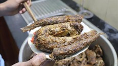 Độc đáo món cá biển kho của ngư dân làng biển dịp Tết