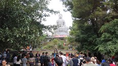 Khách đông chật kín lối lên đại Phật tượng. 