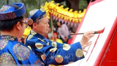 Nhà thư pháp Nguyễn Đình Kế, câu lạc bộ thư pháp Hán Nôm Hải Dương đã trình diễn khai bút chữ Hán với 4 chữ: Phúc - An - Thịnh - Phát. Ảnh: Mạnh Tú/TTXVN