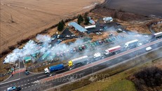 Nông dân Ba Lan phong tỏa tuyến đường gần biên giới Ba Lan - Ukraine, tại Medyka, ngày 9/2/2024. Ảnh: PAP/TTXVN