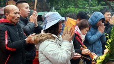 Nhân dân và du khách dâng hương các Vua Trần sau khi xin được lộc ấn. 