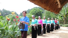 Nét đẹp trang phục riêng của phụ nữ Mường Hòa Bình