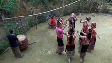 Cộng đồng dân tộc Thái ở bản Na Kho, xã Nga My (Tương Dương, Nghệ An) thực hiện các điệu múa cổ trong âm vang cồng, chiêng. Ảnh: TTXVN phát