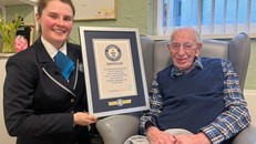 Cụ ông sinh cùng năm tàu Titanic chìm là người đàn ông già nhất thế giới