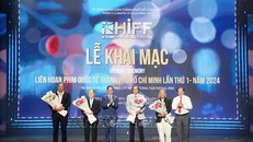 Lãnh đạo Thành phố Hồ Chí Minh trao hoa tri ân các chuyên gia tại Liên hoan phim. 