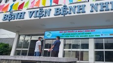 Bệnh nhân đang được nằm điều trị cách ly tại phòng áp lực âm Bệnh viện Bệnh Nhiệt đới TP Hồ Chí Minh.