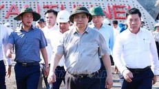 Thủ tướng Phạm Minh Chính kiểm tra tiến độ thi công cao tốc Chí Thạnh - Vân Phong đoạn qua tỉnh Phú Yên. Ảnh: Dương Giang/TTXVN