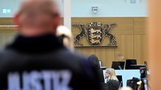 Một quan chức tư pháp đứng tại phòng xử án ở Stuttgart, Đức trong ngày 29/4, Ảnh : Reuters