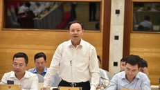 Thứ trưởng Bộ TN&MT Lê Minh Ngân trả lời câu hỏi về tiến độ ban hành các văn bản hướng dẫn thi hành Luật Đất đai năm 2024. Ảnh: VGP