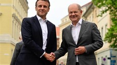 Thủ tướng Đức Olaf Scholz (phải) trong cuộc gặp Tổng thống Pháp Emmanuel Macron tại thành phố Potsdam, bang Brandenburg, ngày 6/6/2023. Ảnh: AFP/TTXVN