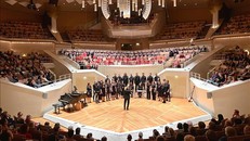 Tiết mục “Bèo dạt mây trôi” do Dàn hợp xướng thính phòng Đức biểu diễn tại Nhà hát “Berliner Philharmonie”. Ảnh: Phương Hoa/PV TTXVN tại Đức