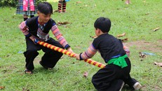 Các bạn nhỏ tham gia các trò chơi dân gian