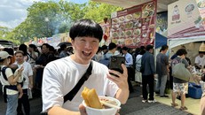 Một thanh niên Nhật Bản vui mừng khi mua được một tô phở mà anh nói rằng đúng hương vị phở Hà Nội. Ảnh: Phạm Tuân