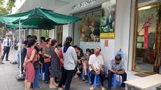 Không còn hiện tượng xếp hàng chờ mua vàng tại các ngân hàng