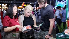 Khách du lịch tìm mua sản phẩm yến sào của tỉnh Ninh Thuận được trưng bày, giới thiệu tại ngày hội.