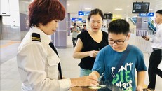 Hành khách trẻ hào hứng với tuyến đường sắt đô thị Nhổn - ga Hà Nội