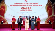 Nhà báo Nguyệt Linh đại diện Tạp chí Ngày Nay nhận Giải Ba tại Giải Báo chí toàn quốc "Vì sự nghiệp phát triển văn hóa, thể thao và du lịch" lần thứ hai