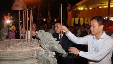 Các đại biểu lãnh đạo trung ương và lãnh đạo tỉnh Hải Dương dâng hương tưởng niệm Anh hùng dân tộc Trần Hưng Đạo. Ảnh: Mạnh Minh