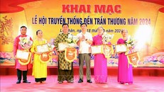 Tặng hoa, trao cờ lưu niệm cho các đoàn về Thực hành nghi lễ và hát Chầu văn.
