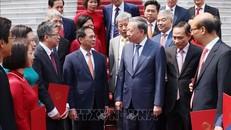 Tổng Bí thư, Chủ tịch nước Tô Lâm và đại biểu với các đại sứ Việt Nam mới nhận Quyết định bổ nhiệm. Ảnh: Lâm Khánh/TTXVN