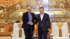 Chủ tịch UBND thành phố Hà Nội Trần Sỹ Thanh (bên phải) tiếp Tổng Giám đốc Quỹ đầu tư Makara Capital Ali Ijaz Ahmad. Ảnh: HL