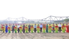 Các đại biểu cắt băng khánh thành công trình “Bến hoa Phúc Xá - Ba Đình”. Ảnh: Mai Hữu