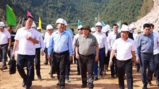 Thủ tướng Phạm Minh Chính kiểm tra và động viên công nhân thi công đường bộ cao tốc Đồng Đăng - Trà Lĩnh đoạn qua tỉnh huyện Thạch An, Cao Bằng. Ảnh: Dương Giang