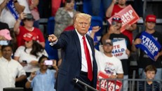 Bối cảnh chuyển giao quyền lực căng thẳng của ông Trump