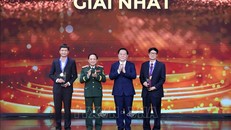 Trưởng Ban Tuyên giáo Trung ương Nguyễn Trọng Nghĩa và Chủ nhiệm Tổng cục Chính trị Quân đội nhân dân Việt Nam Trịnh Văn Quyết trao giải Nhất cho các tác giả. Ảnh: An Đăng