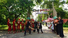 Đồng bào các dân tộc tham gia hoạt động tại Chợ phiên vùng cao. Ảnh: Làng văn hoá- du lịch các dân tộc Việt Nam