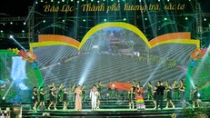 Chương trình nghệ thuật đặc biệt “Bảo Lộc - Hương trà sắc tơ” thu hút hàng nghìn người dân và du khách tham dự dù thời tiết không thuận lợi. 