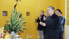 Tổng Bí thư Tô Lâm đến dâng hương tưởng niệm Chủ tịch Hồ Chí Minh tại Khu Di tích Chủ tịch Hồ Chí Minh ở Phủ Chủ tịch. Ảnh: Thống Nhất/TTXVN