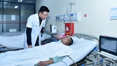 Phó Thủ tướng Lê Thành Long thăm hỏi các nạn nhân tại Bệnh viện E. Ảnh: VGP/Đức Tuân