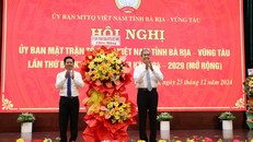 Ông Võ Văn Thiện, Ủy viên Ủy ban Trung ương MTTQ Việt Nam, Trưởng Ban Công tác phía Nam Ủy ban Trung ương MTTQ Việt Nam tặng hoa chúc mừng Hội nghị