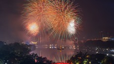Pháo hoa trên bầu trời trung tâm Hà Nội trong thời khắc bước sang năm mới 2025. 