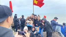 Du khách tham quan, chụp ảnh lưu niệm tại Danh thắng quốc gia Bãi Môn - Mũi Điện.