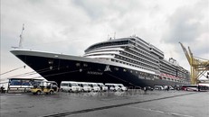 Gần 3.000 du khách đặt chân đến Đà Nẵng trong ngày đầu năm mới 2025 bằng đường hàng không và đường biển. Ảnh: Trần Lê Lâm/TTXVN