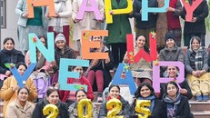 Người dân chờ đón Năm mới 2025 tại Patiala, Ấn Độ, ngày 31/12/2024. Ảnh: ANI/TTXVN