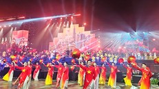 Màn biểu diễn với cờ hoa rực rỡ đón chào ngày lễ lớn của dân tộc. Ảnh: Quỳnh Hoa