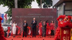 Ban lãnh đạo cắt băng khánh thành khai trương chi nhánh