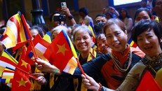 Hàng ngàn người dân chiêm bái xá lợi Đức Phật