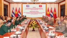 Bộ trưởng Bộ Quốc phòng Phan Văn Giang hội đàm với Bộ trưởng Bộ các Lực lượng vũ trang Cách mạng Cuba Álvaro López Miera. Ảnh: Trọng Đức/TTXVN